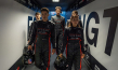 Sang Heon Lee, Archie Madewke, Pepe Barroso (hinten v.l.n.r.), Darren Barnet, Emelia Hartford (vorne v.l.n.r.) in "Gran Turismo" (2023)