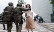 Embeth Davidtz (vorne rechts) in "Retribution" (2023)