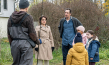 Uygar Tamer (2.v.l.), Hans Löw (3.v.l.), Pola Friedrichs (rechts) in "Kommt ein Vogel geflogen" (2023)