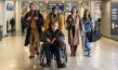 Sverrir Páll Gudnason, Simon Manyonda, Lydia Leonard, Ella Rumpf (hinten v.l.n.r.) Timothy Spall (vorne) in "Fearless Flyers - Fliegen für Anfänger" (2023)