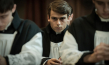 Leonardo Maltese (Mitte) in "Die Bologna-Entführung - Geraubt im Namen des Papstes" (2023)