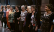 Madeleine Schwartz (links), Tova Ringer (6.v.l.), Rita Kasimow-Brown (7.v.l.) in "Miss Holocaust Survivor" (2023) 