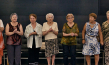 Tova Ringer (4.v.l.) in "Miss Holocaust Survivor" (2023)