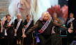 Tova Ringer (4.v.l.), Rita Kasimow-Brown (vorne) in "Miss Holocaust Survivor" (2023)