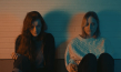 Anna Saphira Ronsdorf, Emelie Pütz (v.l.n.r.) in "Wann immer ich die Sonne sehe" (2023)