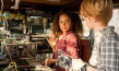 Ava-Elizabeth Awe, Felix Nölle (v.l.n.r.) in "Wow! Nachricht aus dem All" (2023)