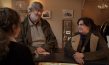 Stephen Fry, Lena Dunham (hinten v.l.n.r.) in "Treasure - Familie ist ein fremdes Land" (2024)