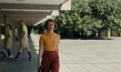 Mia Wasikowska (vorne) in "Club Zero" (2023)