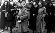 Erinnerungsfoto zur Theateraufführung von "Mädchen in Uniform" in Berlin mit Hertha Thiele (3.v.l.)