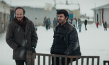 Deniz Celiloğlu, Musab Ekici (v.l.n.r.) in "Auf trockenen Gräsern" (2023)