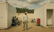 Markus Hering (3.v.l.), Ben Wichert (vorne) in "Fossil" (2023)