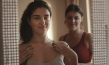 Melia Kara, Jamilah Bagdach (v.l.n.r.) in "Ellbogen" (2024)