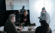 Stephen Fry (links), Julia von Heinz (Mitte), Lena Dunham (vorne rechts) bei den Dreharbeiten zu "Treasure - Familie ist ein fremdes Land" (2024)