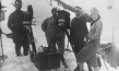 Kurt Neubert, Hans Schneeberger, Arnold Fanck, Leni Riefenstahl (v.l.n.r.) bei den Dreharbeiten zu "Der große Sprung" (1927)