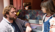Ronald Zehrfeld, Yuna Bennett (v.l.n.r.) in "Der Buchspazierer" (2024)