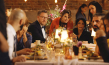 Nicholas Ofczarek, Katia Fellin, Pegah Ferydoni, Jasmin Shakeri (Mitte v.l.n.r.) in "Feste & Freunde - Ein Hoch auf uns!" (2024)