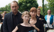 Jürgen Fischer, Catherine Legat, Kathrin Anna Stahl (vorne v.l.n.r.) in "Hundslinger Hochzeit" (2024)