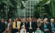 Petra Morzé (vorne 4.v.l.), Albrecht Schuch (vorne 4.v.r.) in "Pfau - Bin ich echt?" (2024)