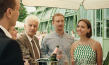 Albrecht Schuch (links), Theresa Frostad Eggesbø (3.v.r.) in "Pfau - Bin ich echt?" (2024)