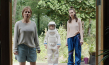 Eva Löbau, Theo Kretschmer, Lilli Lacher (v.l.n.r.) in "Grüße vom Mars" (2024)