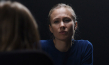 Alina Levshin in einer nachgestellten Verhörszene in "Blinder Fleck" (2025)