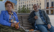 Luise Kinseher, Sigi Zimmerschied (v.l.n.r.) in "Karli & Marie" (2025)