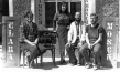 Gruppenfoto vor der Clara Mosch Produzentengalerie, kurz vor der Eröffnung 1977 (ohne Carlfriedrich Claus). ("Go Clara Go: die Kunst des kreativen Widerstands", 2025)