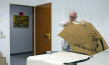 Thomas Ranft mit einem Rest einer Gemeinschafts-Malaktion der Mosch zur Schließung ihrer Galerie 1982 in "Go Clara Go: die Kunst des kreativen Widerstands" (2025)