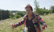 Dagmar Ranft-Schinke, die einzige Frau in der Künstlergruppe Clara Mosch, in ihrem Element, der Natur in "Go Clara Go: die Kunst des kreativen Widerstands" (2025)