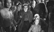 Lotte Koch (links), Carl-Heinz Schroth (3.v.l.), Gabrielle Heßmann (4.v.l), Ursula Bergmann (vorne, Kind), Siegmar Schneider (dahinter, stehend) in "Morituri" (1948)