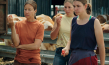 Johanna Wokalek (links), Karolin Nothacker (rechts) in "Milch ins Feuer" (2024)