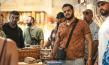 Yasin El Harrouk (4.v.r.) in "#SchwarzeSchafe" (2025)