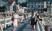 Auf dem Seesteg des Seebades Cranz an der Samlandküste. Aus einem 8mm Farbfilm einer Familie aus Essen/Ruhr auf Besuch in der alten Heimat, 1937 ("Ostpreußen - Entschwundene Welt", 2025)
