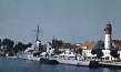 Blick von einem Schiff des Seedienst Ostpreußen auf den Hafen von Pillau, 1937. Aus einem 8mm Farbfilm einer Familie aus Essen/Ruhr auf Besuch in der alten Heimat. ("Ostpreußen - Entschwundene Welt", 2025)