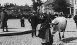 Markt in den Ruinen der Kreisstadt Neidenburg im südlichen Masuren, Mai 1915. Aus einem 35mm Film des US-Journalisten  Wilbur Henry Durborough. ("Ostpreußen - Entschwundene Welt", 2025)