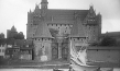 Die Marienburg, vom westlichen Nogat-Ufer aus gesehen, im Juli 1920. Burg und Stadt Marienburg kamen nach einer Abstimmung für den Verbleib bei Deutschland in diesem Jahr an die Provinz Ostpreußen. ("Ostpreußen - Entschwundene Welt", 2025)