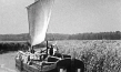 Ein Holzkahn mit Holz aus Masuren auf Talfahrt Richtung Elbing auf dem Oberländischen Kanal, 1936. Aus dem Film 'Schiffe fahren über Berge' der Königsberger Filmarbeitsgemeinschaft im Bund deutscher Filmamateure. ("Ostpreußen - Entschwundene Welt", 2025)