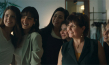 Wafaa Aoun (2.v.r.) in "Happy Holidays" (2024)