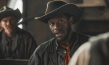 Akeem van Flodrop (vorne) in "Das Kanu des Manitu" (2025)