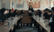 Maryam Boubani (Mitte) in "The Witness" (2024)