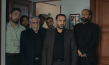 Abbas Imani (3.v.r.), Nader Naderpour (rechts) in "The Witness" (2024)