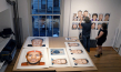 Martin Schoeller (links) in "We All Bleed Red" (2024)