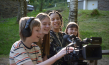 Jonathan Köhn (links), Anna Bahners (2.v.l.), Cheyenne Aaliyah Roth (2.v.r.) in "Ab morgen bin ich mutig" (2025)