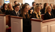 Dave Franco (3.v.l.), Allison Williams (vorne Mitte), Mckenna Grace (vorne 2.v.r.) in "All das Ungesagte zwischen uns - Regretting You" (2025)