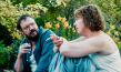 Charly Hübner, Lina Beckmann (v.l.n.r.) in "Spaziergang nach Syrakus" (2026)