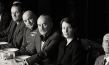 Devid Striesow (links) Hanns Zischler (Mitte), Sandra Hüller (2.v.r.) in "Vaterland" (2026)