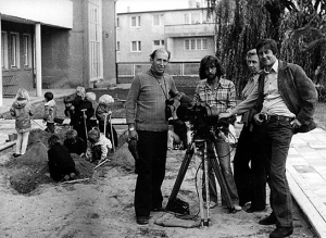 Kameramann Hans Eberhard Leupold, Kamera-Assistent Michael Löwenberg, Aufnahmeleiterin Charlotte Galow, Regisseur Winfried Junge (v.l.n.r.) bei Dreharbeiten im Kindergarten von Golzow, 1978 ("Lebensläufe. Die Geschichte der Kinder von Golzow in einzelnen Portraits", 1981); Quelle: BArch, FMP