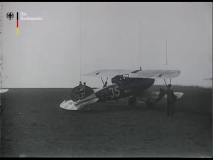 Angriff eines feindlichen Bombengeschwaders auf einen deutschen Flugplatz