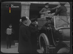 Screenshot aus "Transport der Weihnachts-Kriegerspende der U.T. - Besucher"