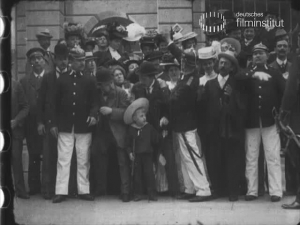 Screenshot aus "Rückkehr von der Parade" (191?); Quelle: DIF